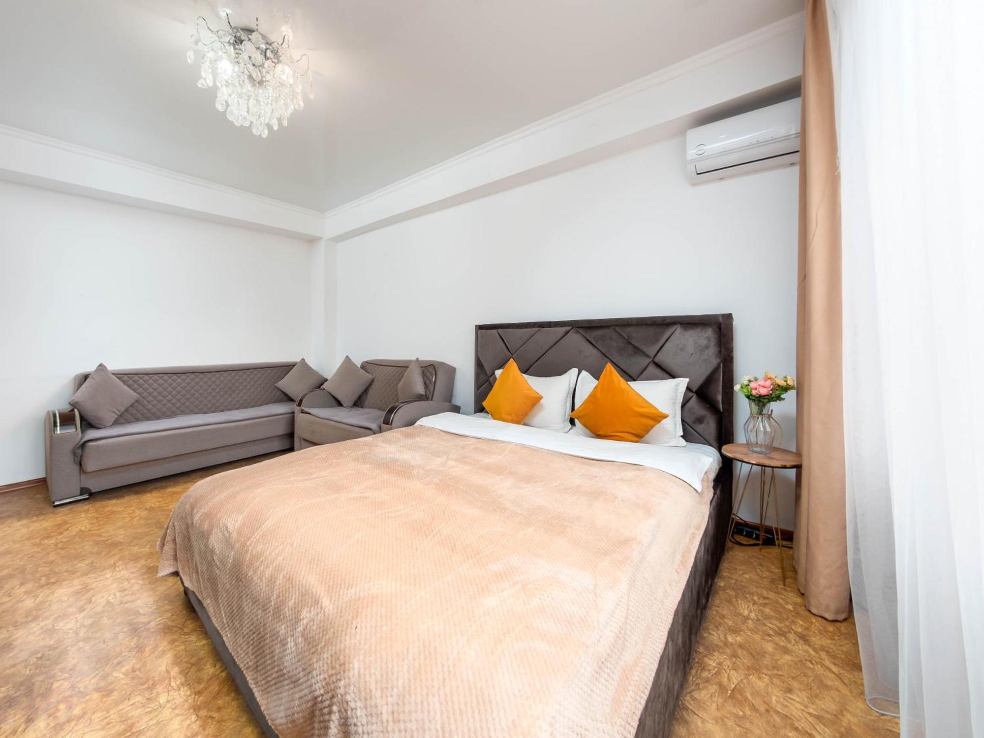 Apartment Оn Makatayeva 5 B Алма Ата Екстериор снимка